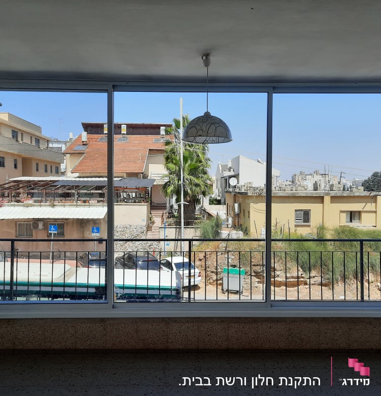 חלון אלומיניום גדול עם נוף עירוני